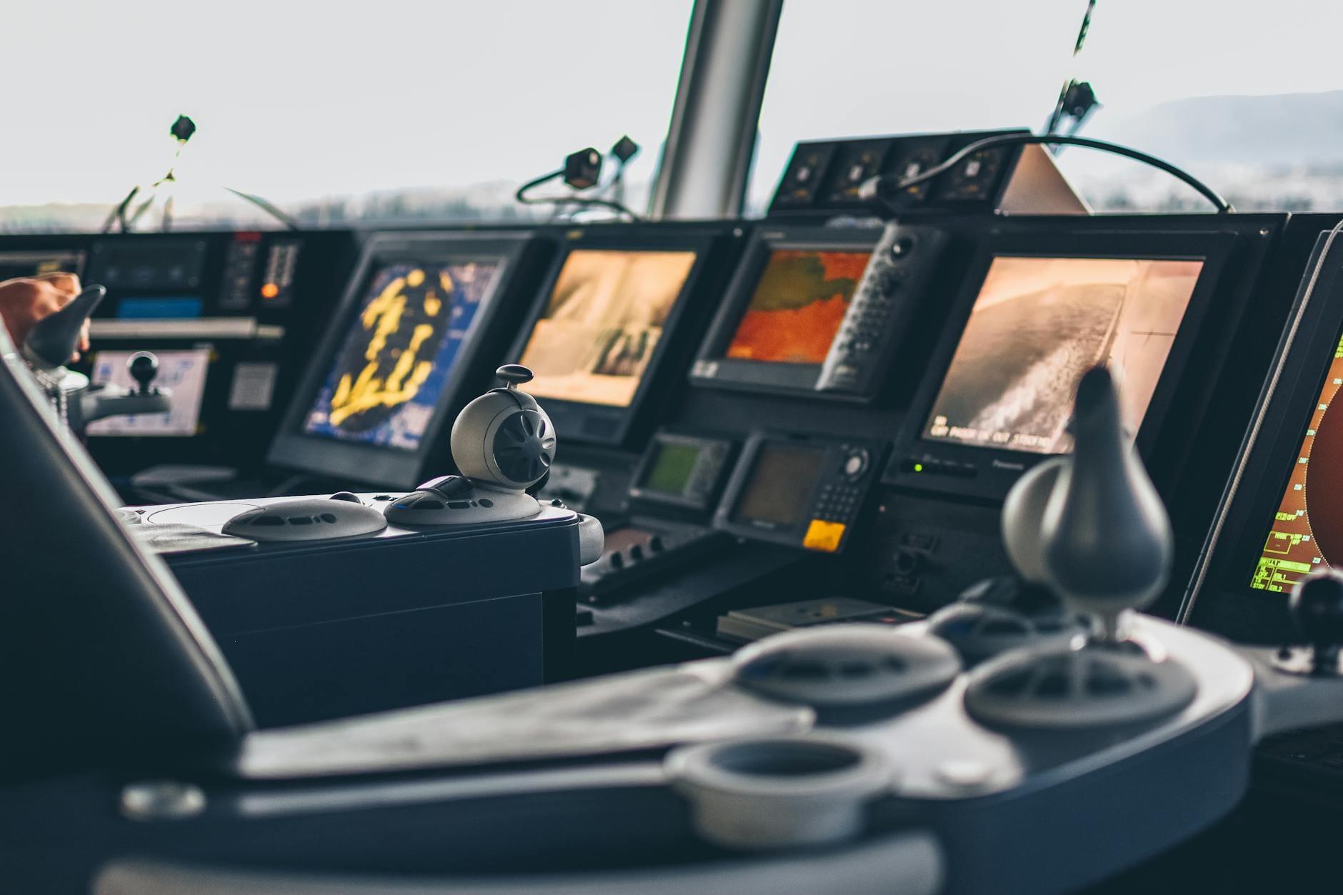 Jak uniknąć zakłóceń w sieci NMEA i błędów odczytu kluczowych parametrów rejsu Nowoczesny kokpit jachtu z zaawansowaną elektroniką i systemami nawigacji
